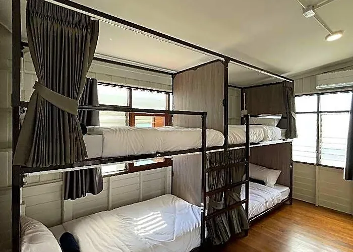 Green Cabin Hostel Hotell 5*