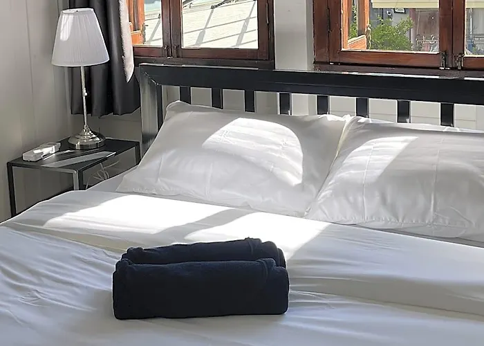 Green Cabin Hostel 5*