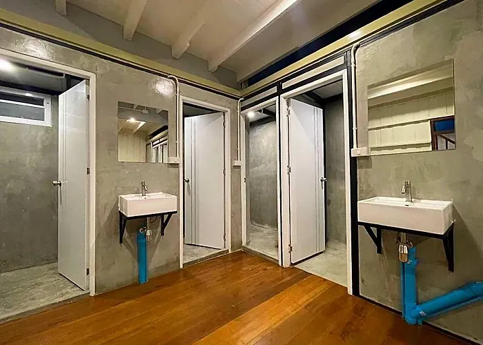 Green Cabin Hostel Hotell 5*